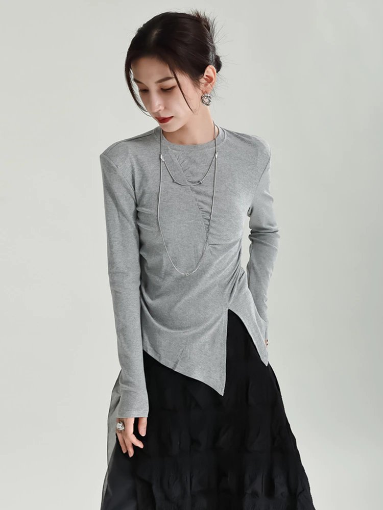 V-Hem Long Sleeve Tee with Seam Décor in Gray
